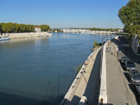 Riverside walkway to the Ancient Arles Museum